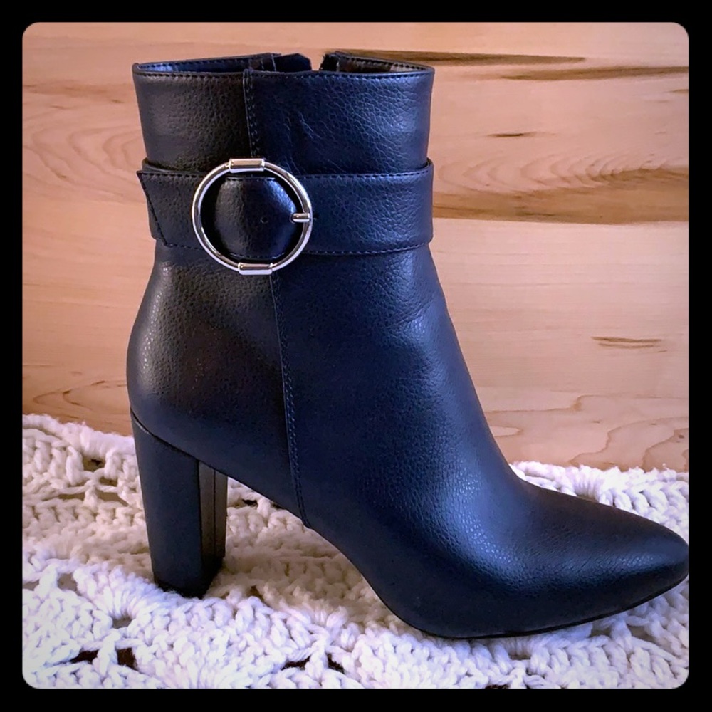 Jones New York. Navy blue faux leather bootie!